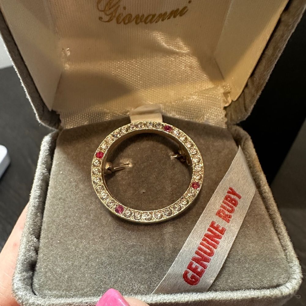Vintage Giovanni gold‎ tone brooch with genuine rubies!